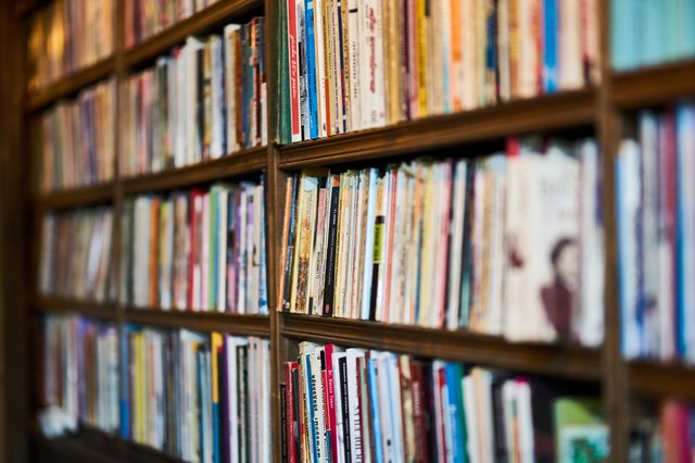 assorted-books-on-wooden-shelf-2943603.jpg