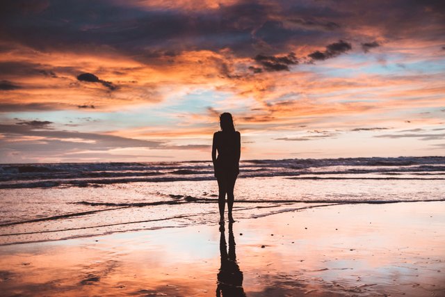 silhouette-of-woman-near-sea-shore-693265.jpg